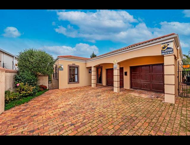 3 BEDROOM TOWNHOUSE FOR SALE IN UITZICHT